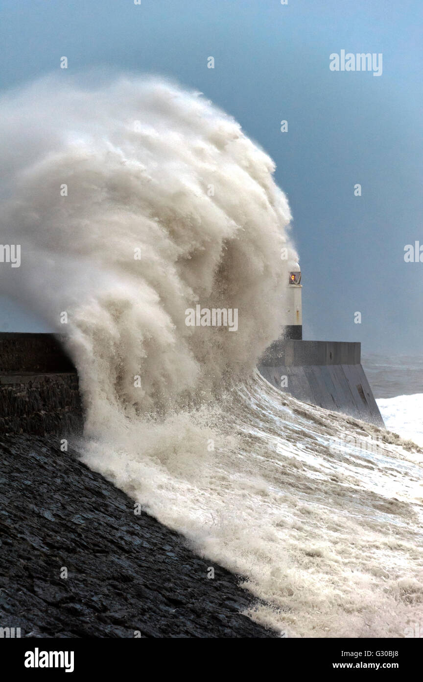 Riesige Wellen gegen die Hafenmauer in Porthcawl, Bridgend, Wales, Vereinigtes Königreich, Europa Stockfoto