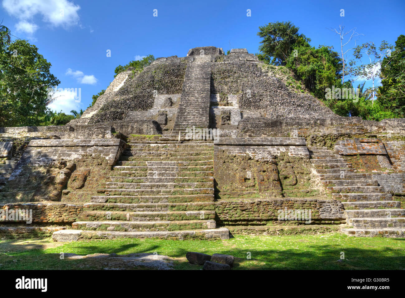 Stuck-Maske (links), der hohen Tempel, Maya-Stätte Lamanai, Belize, Mittelamerika Stockfoto