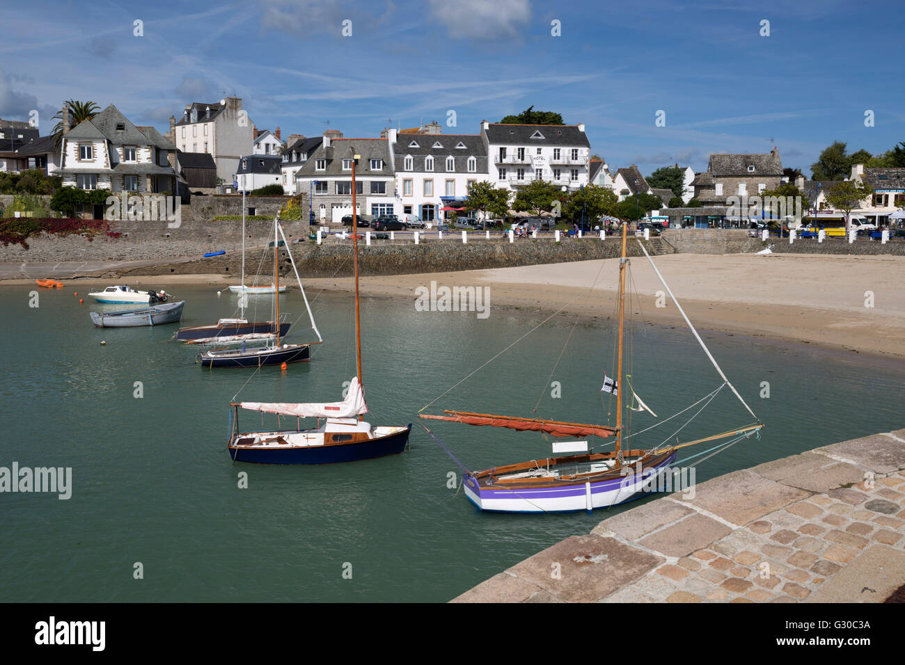 Blick auf Strand und Boote im Hafen von Locquirec, Finistere, Bretagne, Frankreich, Europa Stockfoto