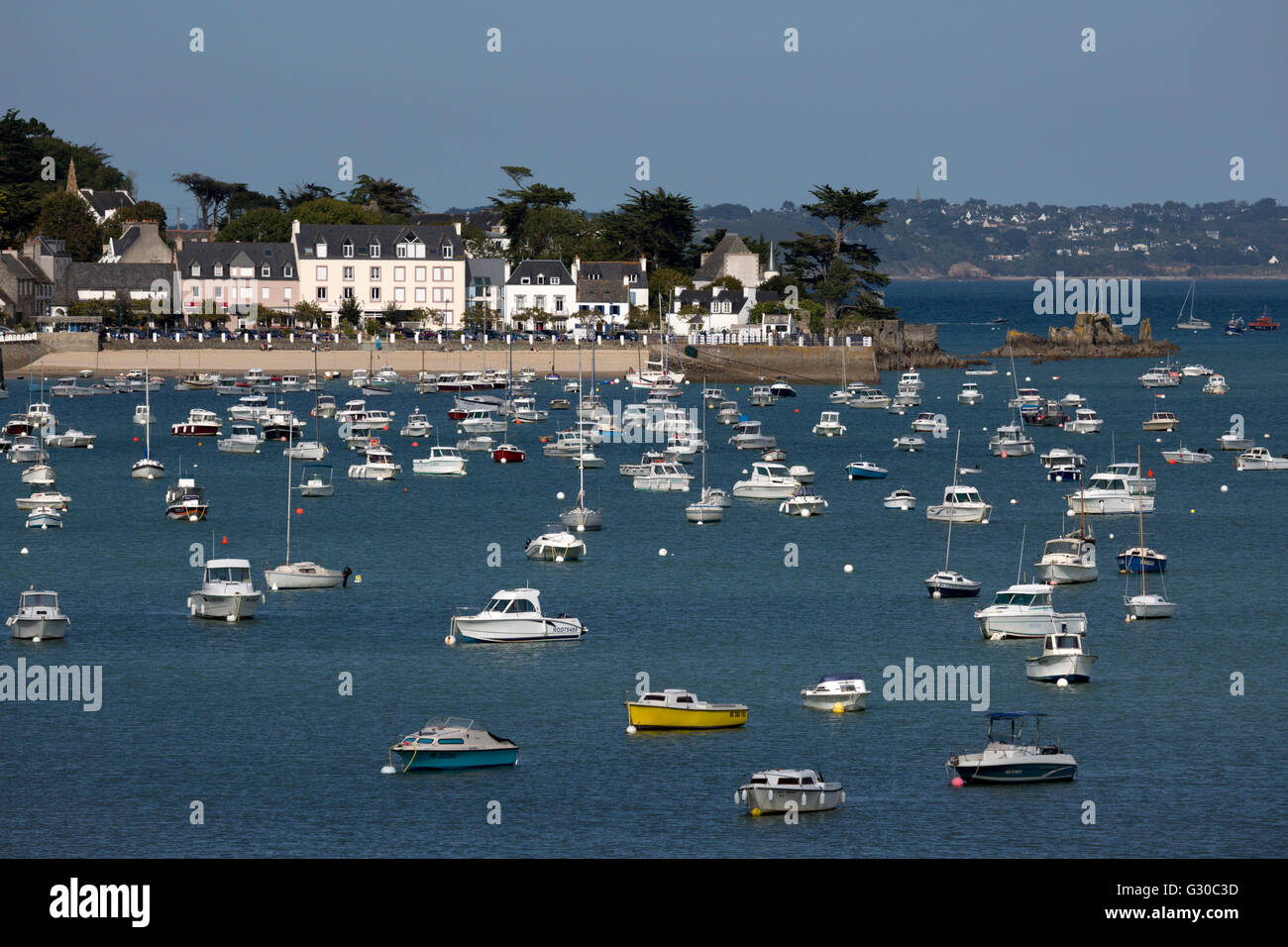 Blick über Dorf am Meer und Boote in der Bucht, Locquirec, Finistere, Bretagne, Frankreich, Europa Stockfoto