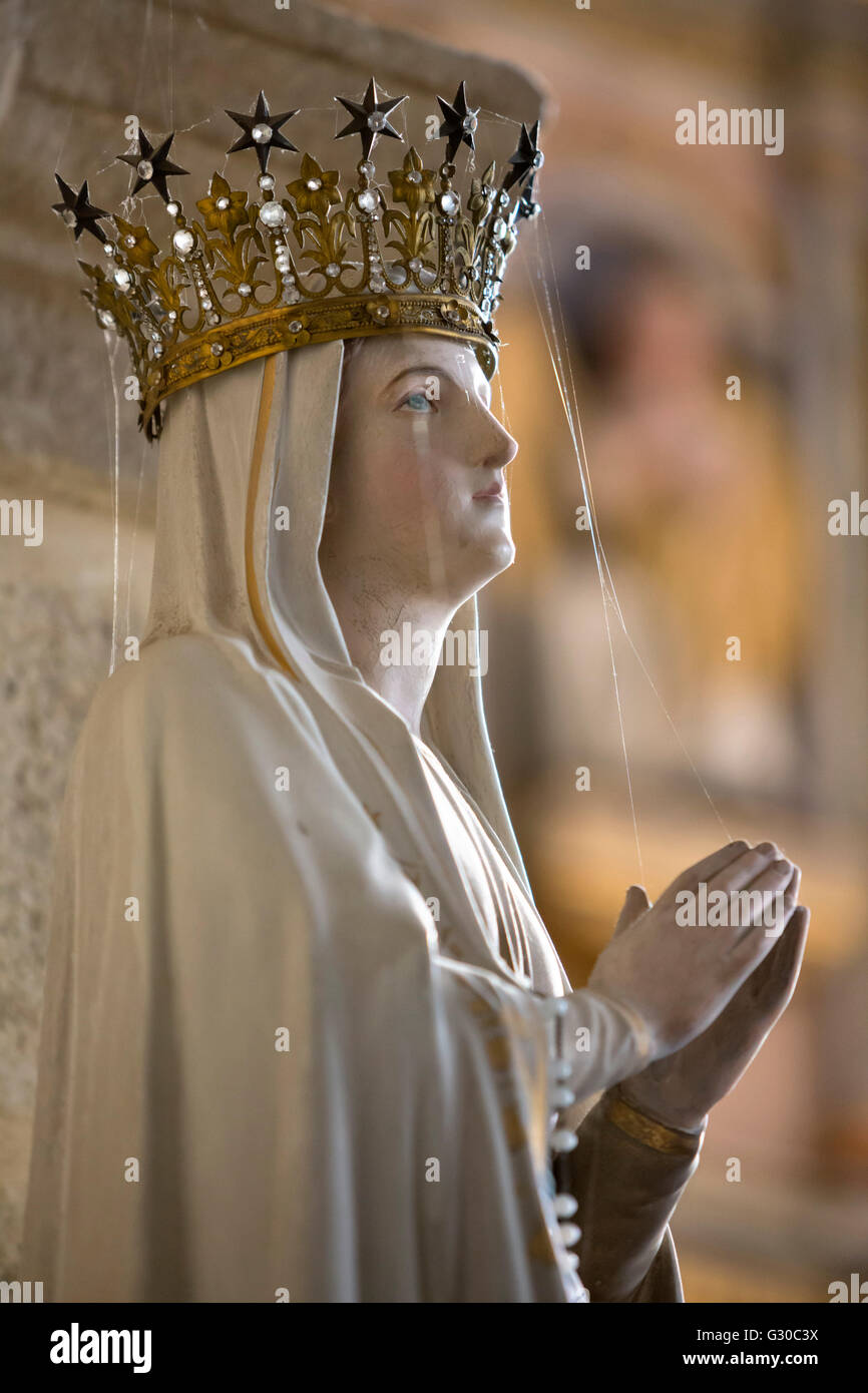 Statue der Jungfrau Maria mit Krone im Inneren der Pfarrkirche Saint-Thegonnec, Finistere, Bretagne, Frankreich, Europa Stockfoto