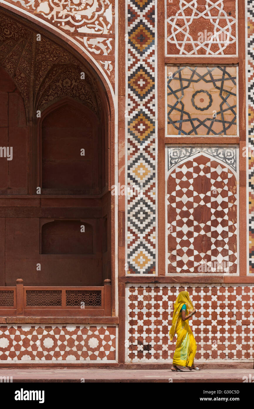 Inderin in traditioneller Tracht vorbei an Akbar Mausoleum in Sikandra, Uttar Pradesh, Indien, Asien Stockfoto