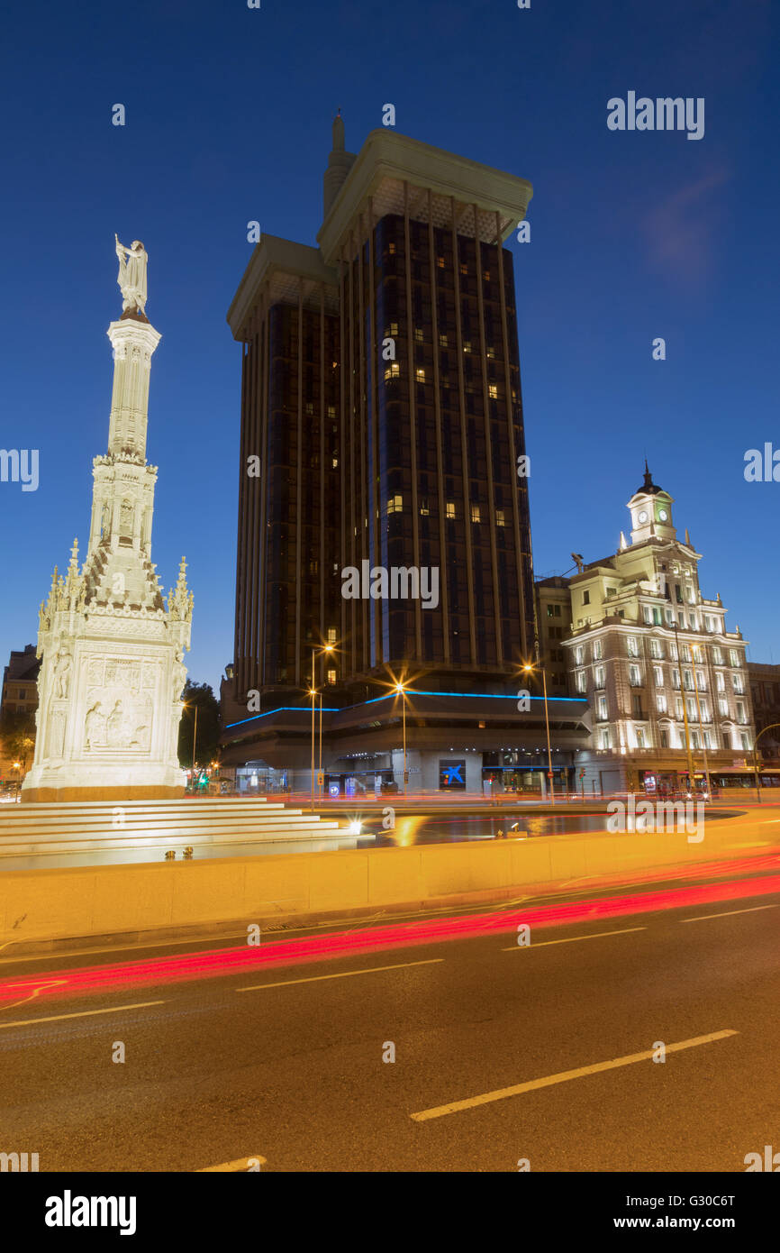 Statue von Kolumbus in Plaza de Colon bei Nacht, Madrid, Spanien, Europa Stockfoto