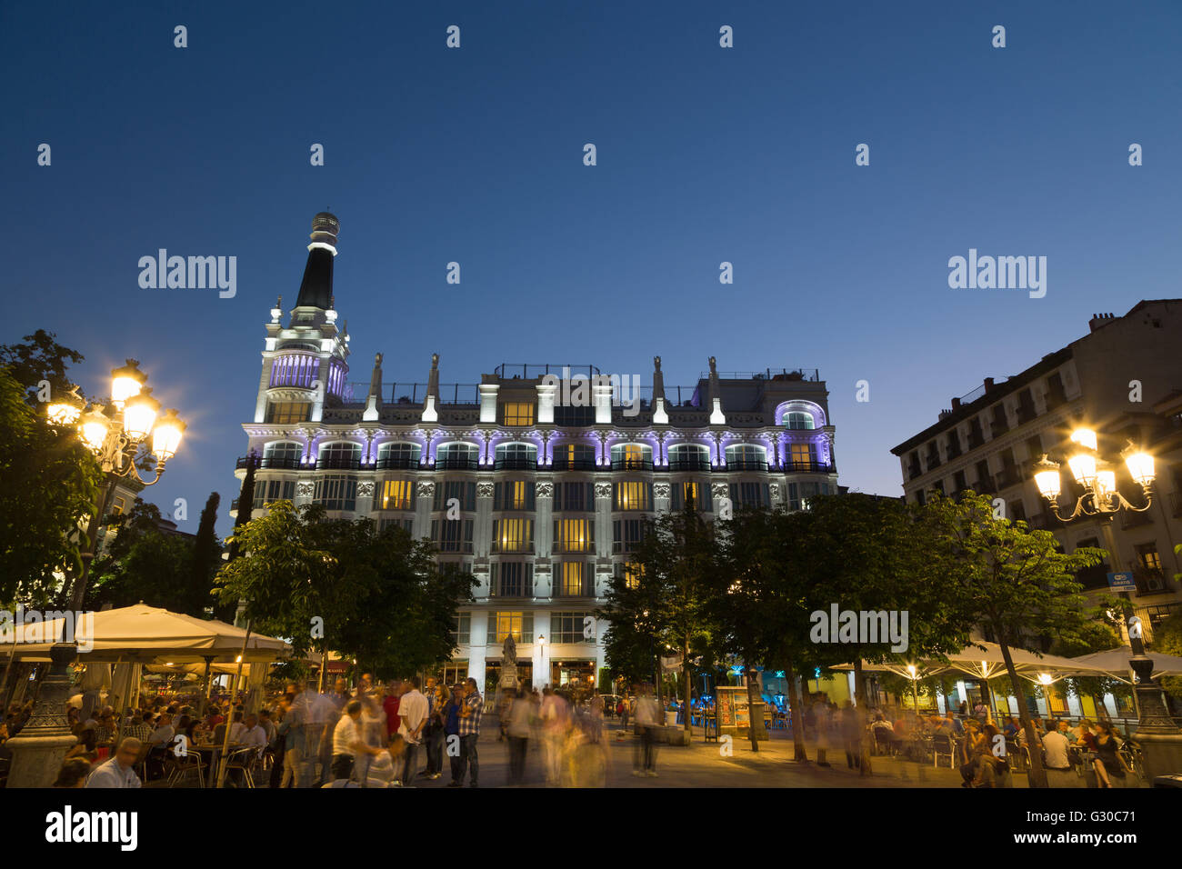 Menschen entspannen in abends in Plaza de Santa Ana in Madrid, Spanien, Europa Stockfoto