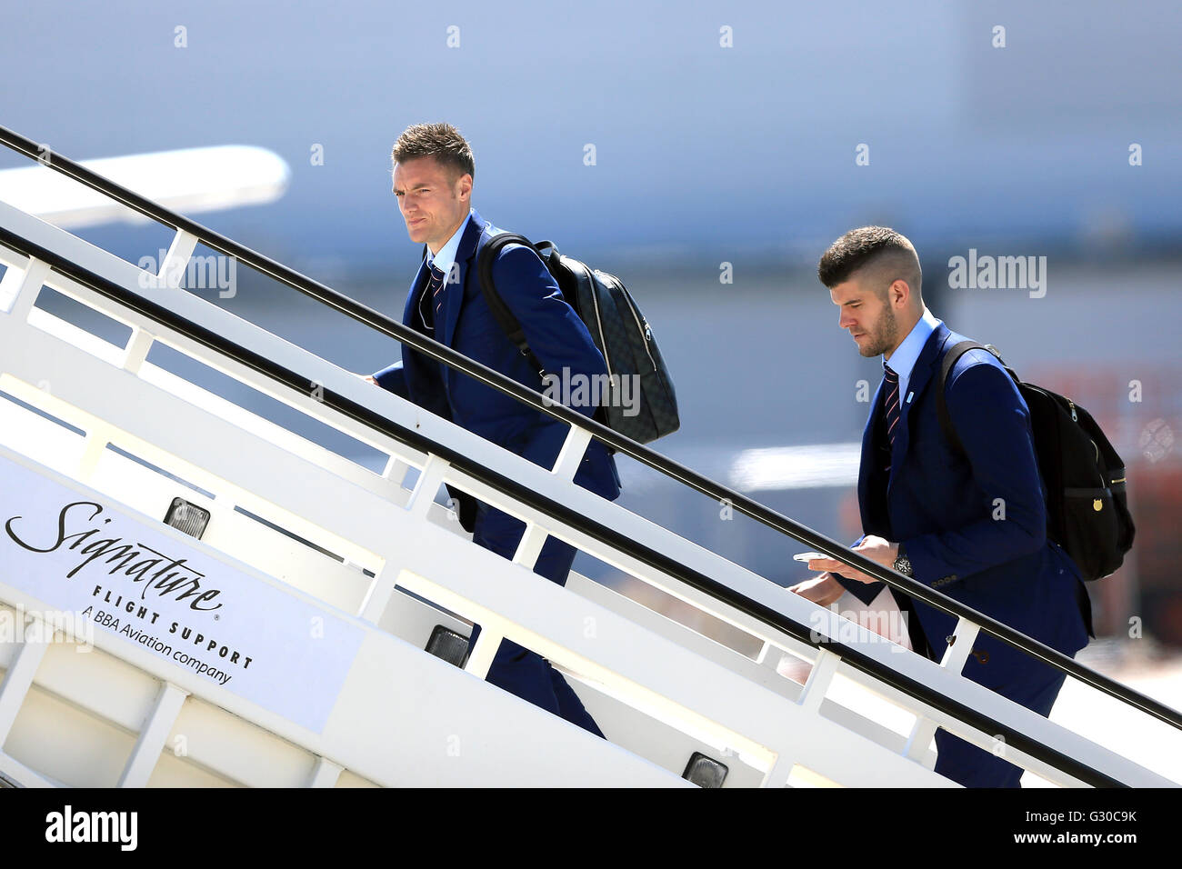 Englands Jamie Vardy und Torhüter Fraser Forster Flugzeug das am Flughafen Luton. Stockfoto