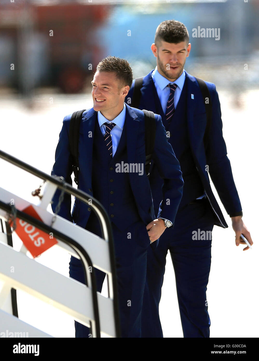 Englands Jamie Vardy und Torhüter Fraser Forster Flugzeug das am Flughafen Luton. Stockfoto