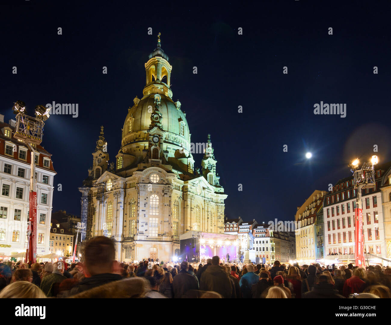 Gottesdienst vor der Frauenkirche vor Weihnachten mit Vollmond, Dresden, Sachsen, Sachsen, Deutschland Stockfoto