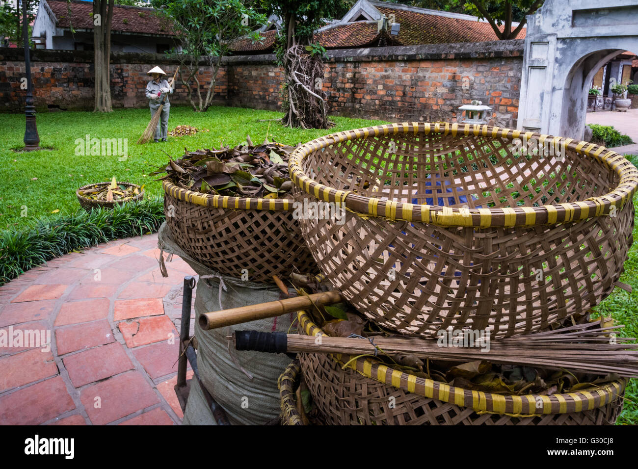 Ein Platzwart Set Körbe an der Temple of Literature in Hanoi, Vietnam. Stockfoto