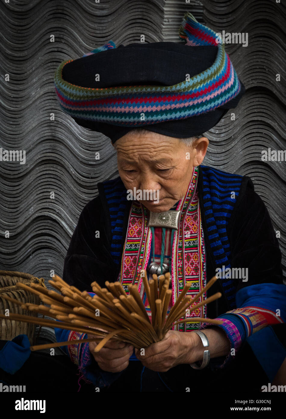 Porträt des Verkaeufers Hmong Hoa Weihrauch auf dem Markt in Meo Vac, Ha Giang Province, Vietnam. Stockfoto