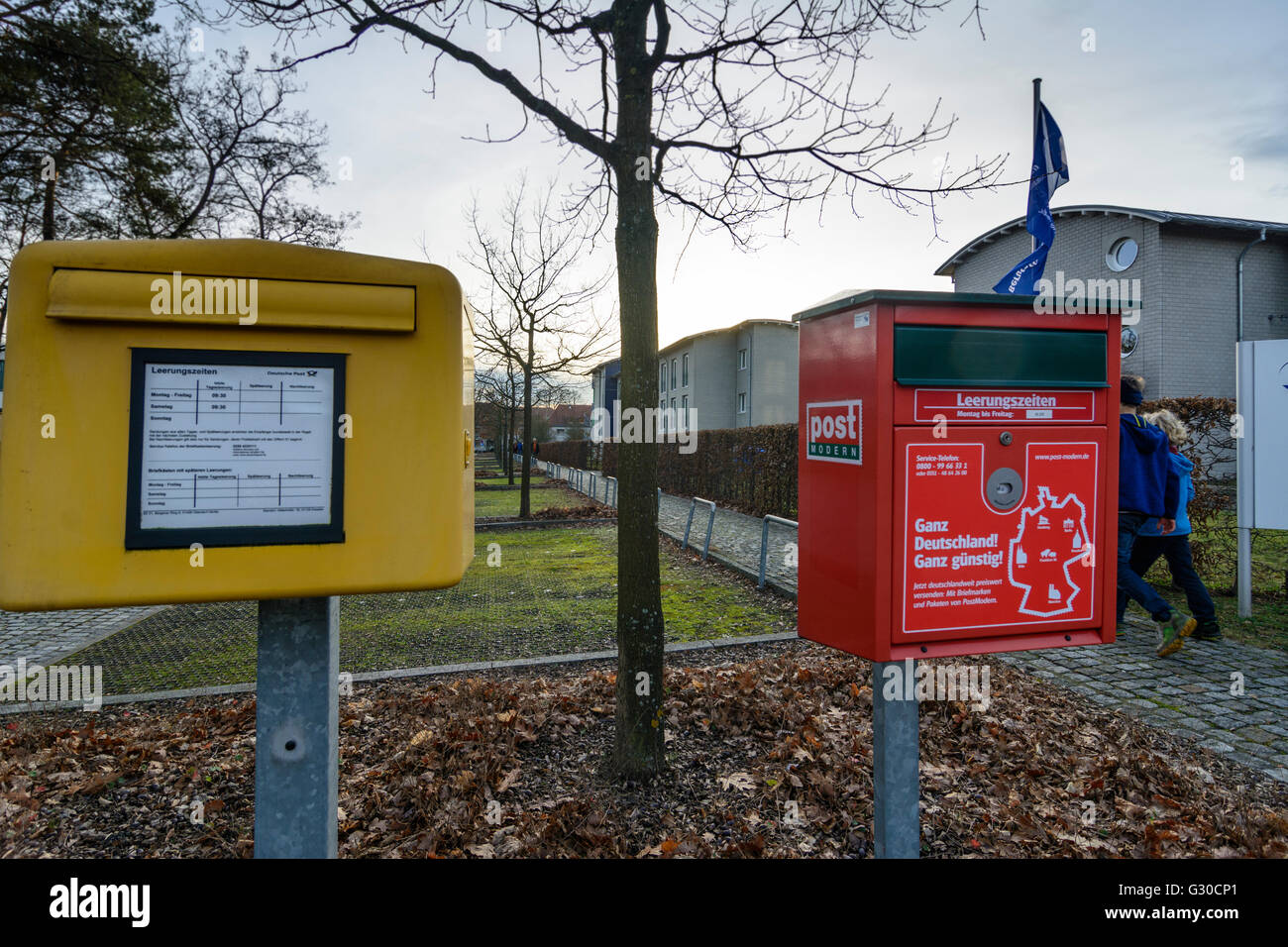 2 Briefkästen der Deutschen Post und der Post Moderne, Deutschland, Sachsen, Sachsen, Dresden Stockfoto