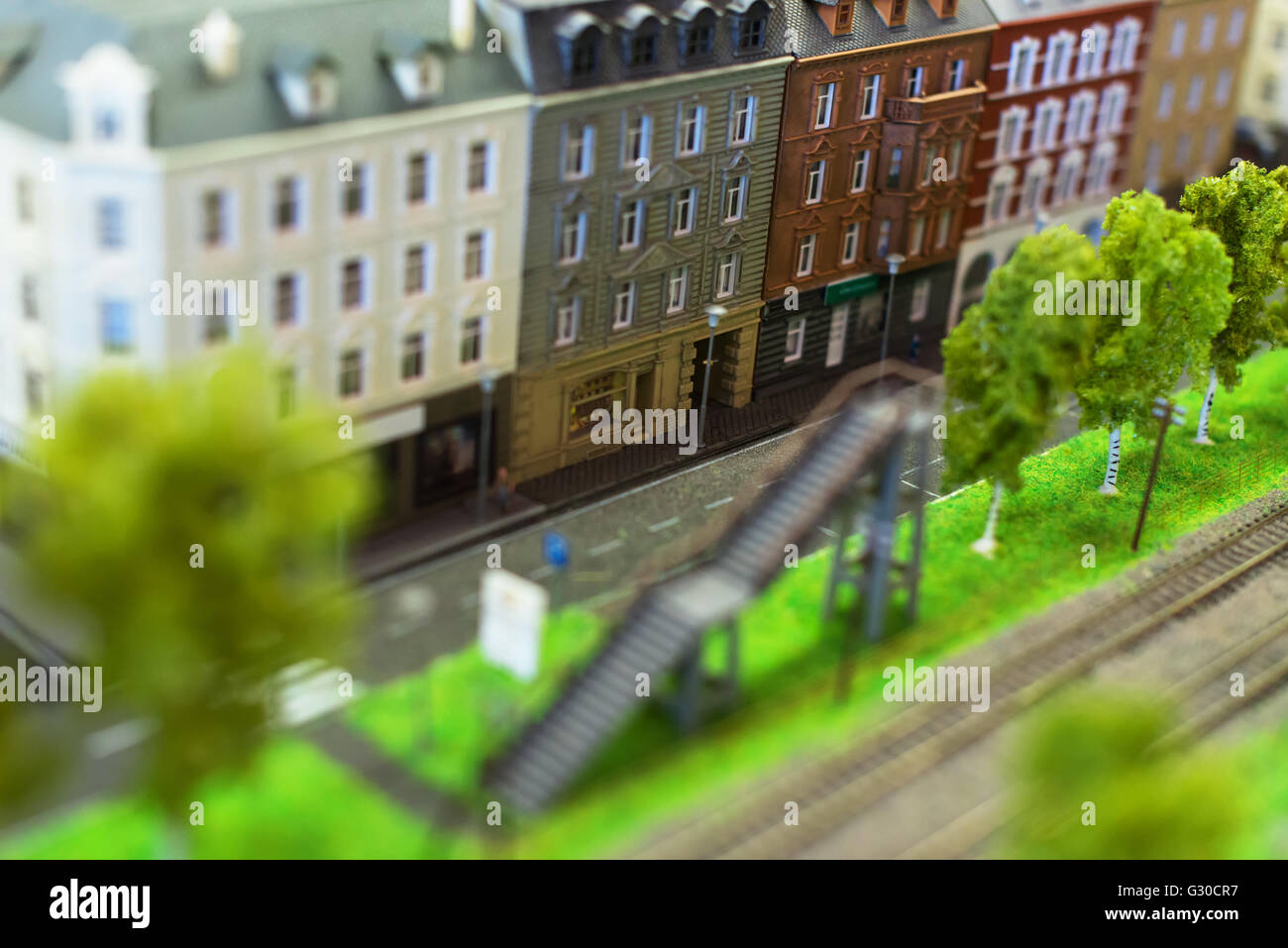 Stadt in Miniatur. Straße in der Nähe von Eisenbahnschienen. Stockfoto