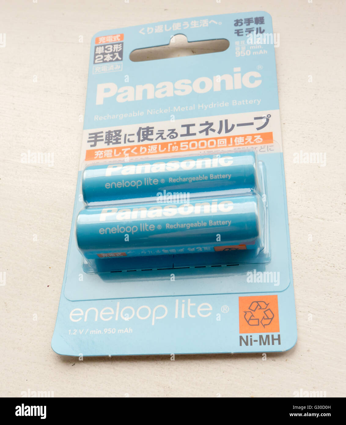 PANASONIC AA Eneloop alkaline-Batterie auf einem weißen Hintergrund. Panasonic Corporation, (Matsushita Electric Industrial Co., Ltd.). Stockfoto