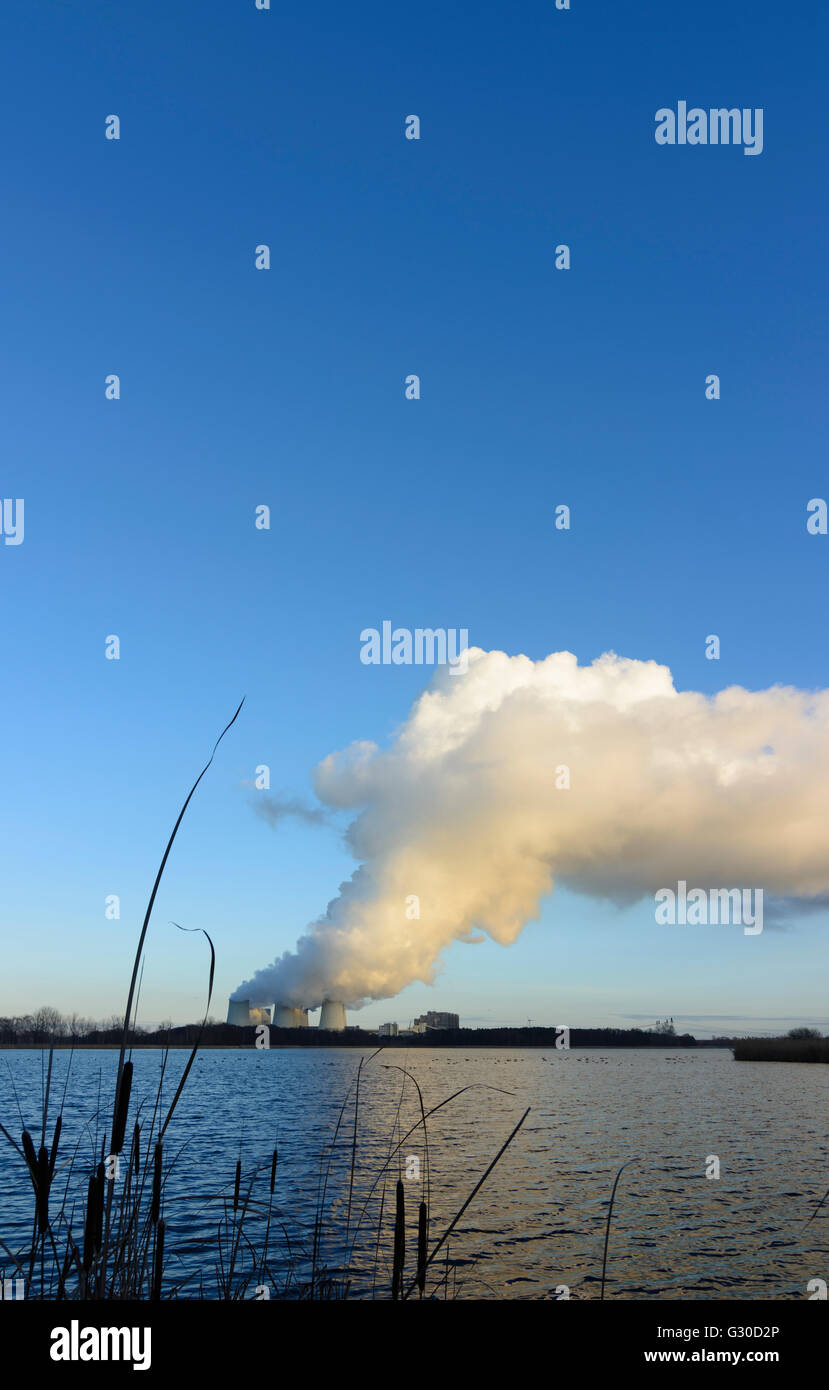 Kraftwerk Jänschwalde Vattenfall hinter dem Teich Neuendorfer Teich