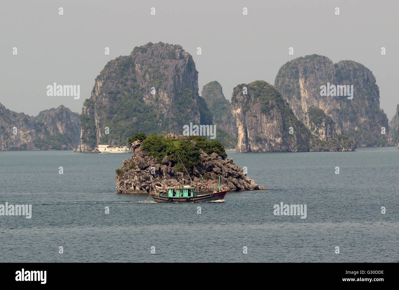 Ha Kreuzfahrt Long Halong Bucht Inseln Sehenswürdigkeit Stockfoto