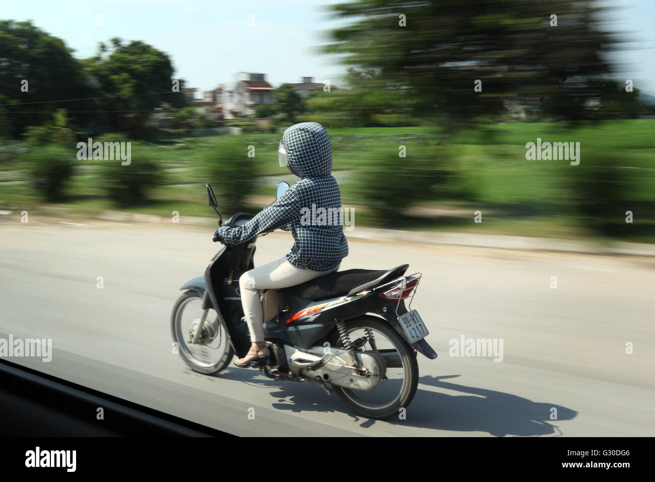 Frau bedeckte Kopf bis Fuß vermeiden Solarium Sonne Stockfoto