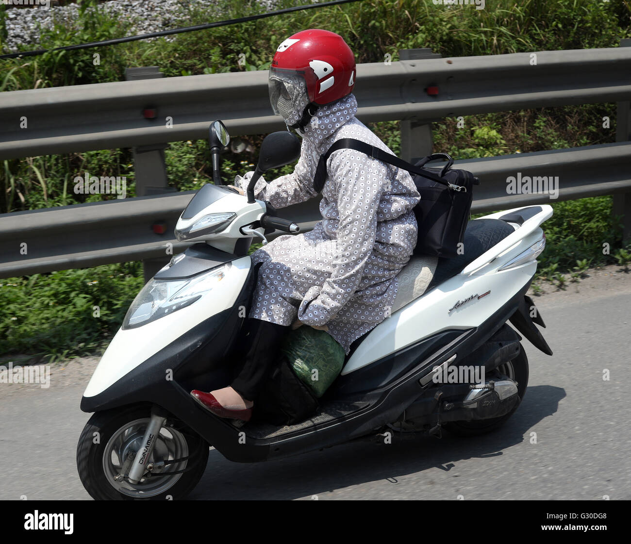 Frau bedeckte Kopf bis Fuß vermeiden Solarium Sun Roller Stockfoto