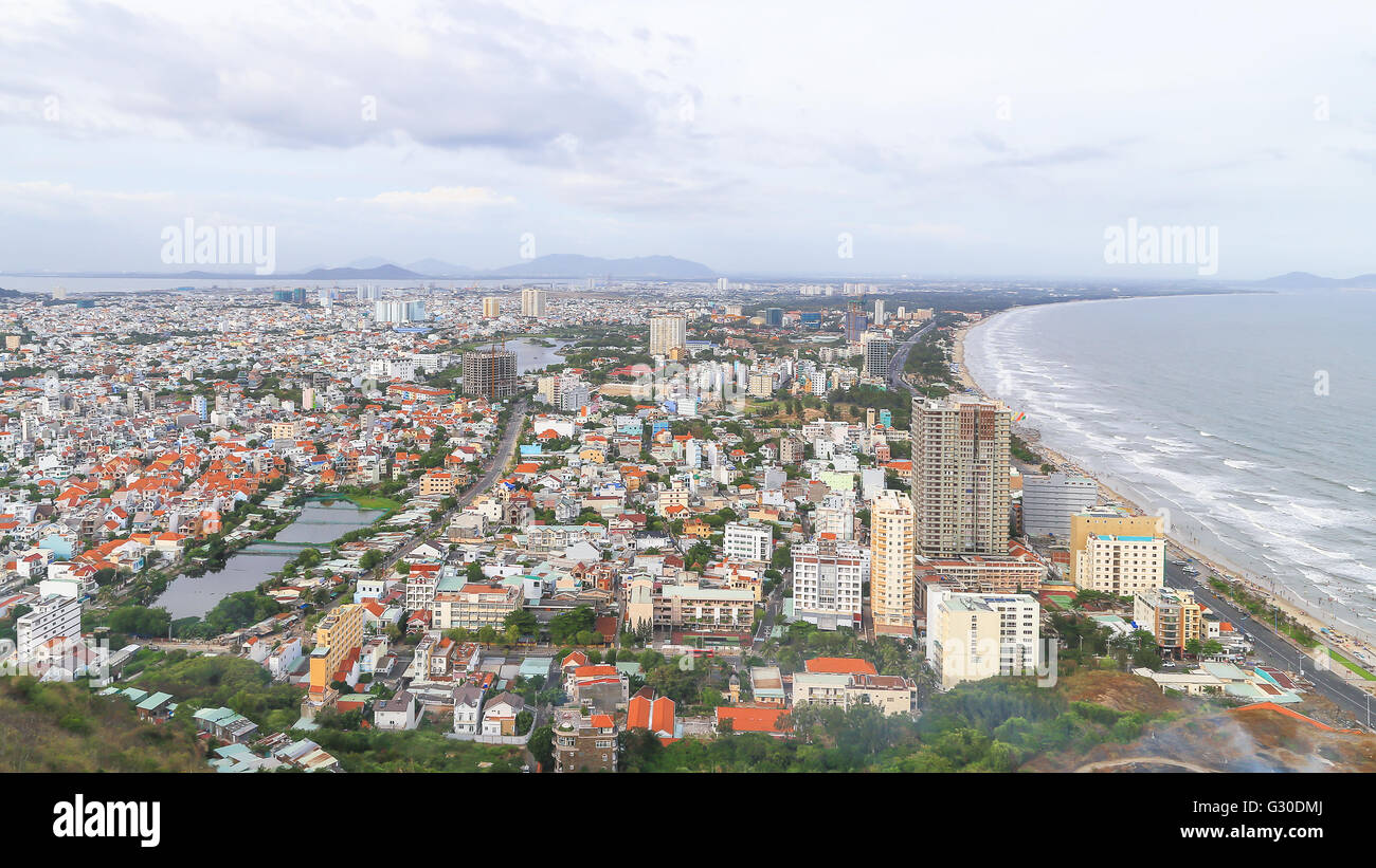 Panoramablick von Vung Tau, die Küstenstadt in Vietnam. Viele Gebäude in der Nähe des Strandes. Stockfoto