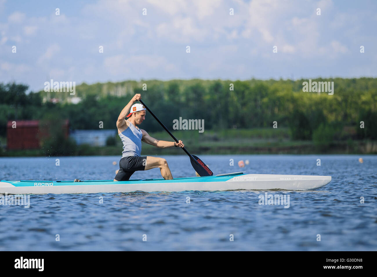 muskulöser Mann Sportler in einem Kanu, Rudern, während Ural Meisterschaft im Rudern Stockfoto