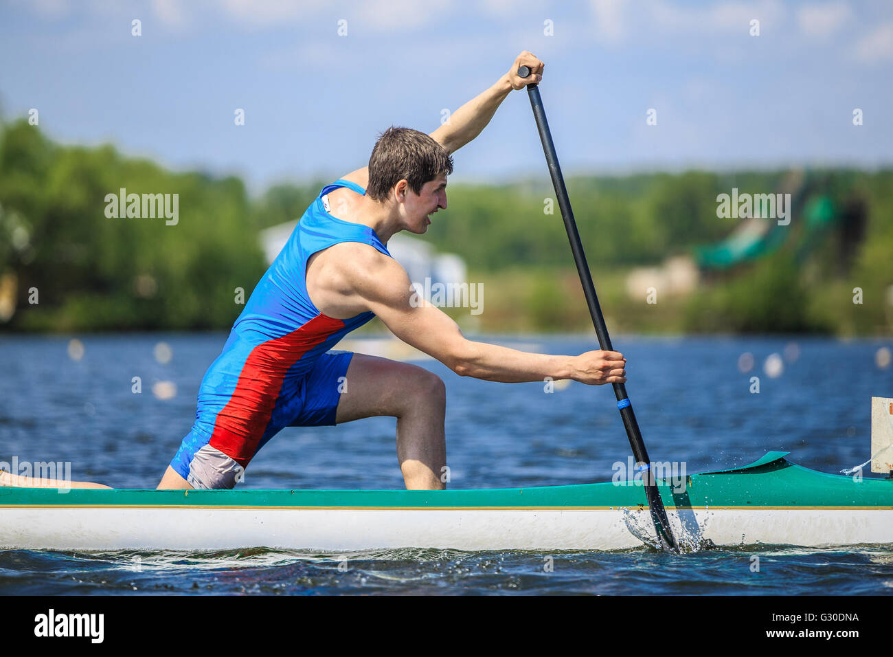 Nahaufnahme der Athlet Kanute Rudern mit einem Ruder in einem Kanu während Ural Meisterschaft im Rudern Stockfoto