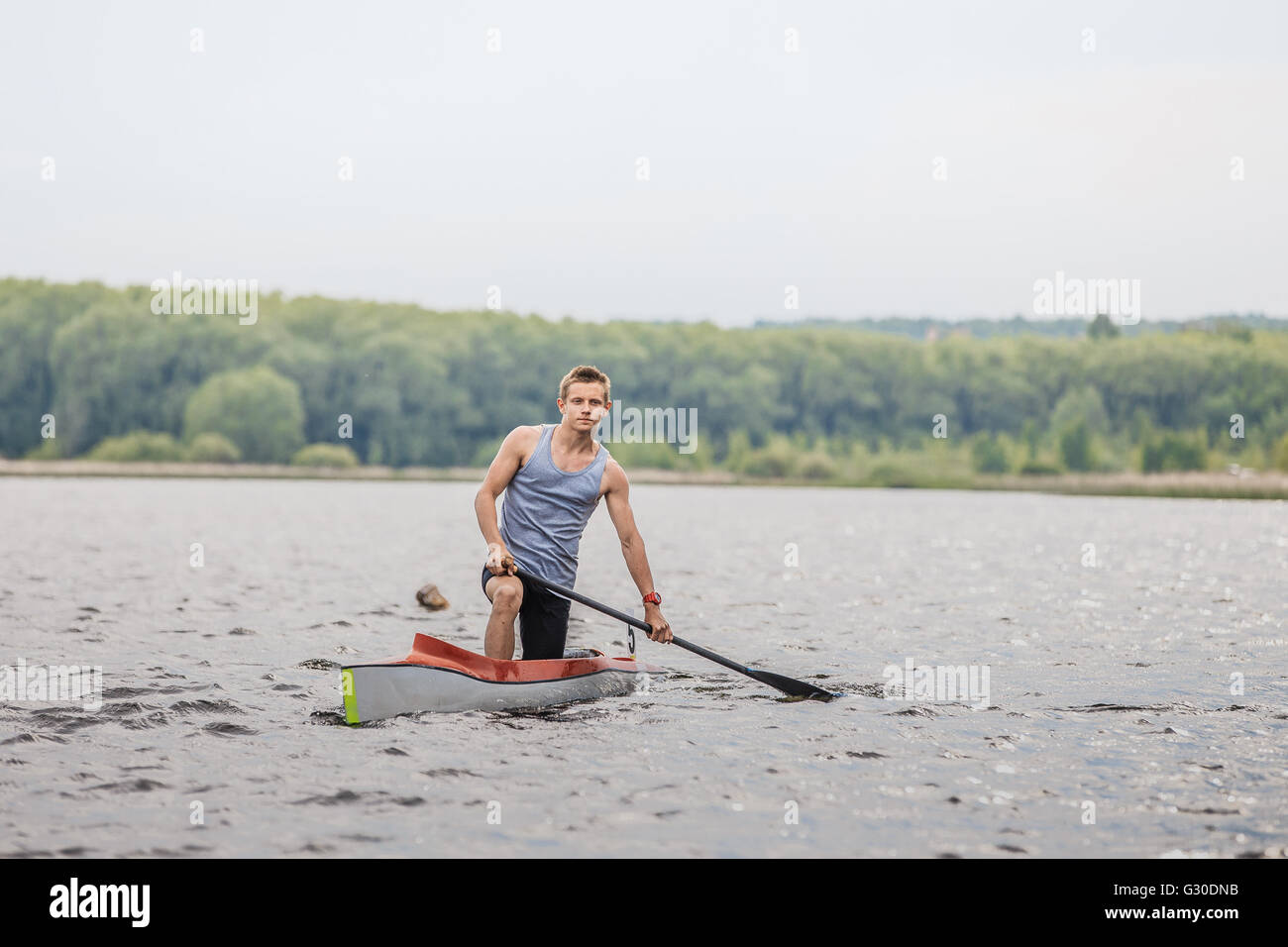 Athlet Kanuten mit einem Ruder in einem Kanu nach Zieleinlauf im Ural Meisterschaft im Rudern Stockfoto