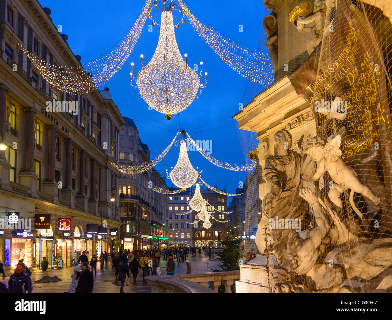 Fußgängerzone Graben mit Weihnachtsbeleuchtung, rechts Pestsäule, Österreich, Wien 01., Wien, Wien Stockfoto