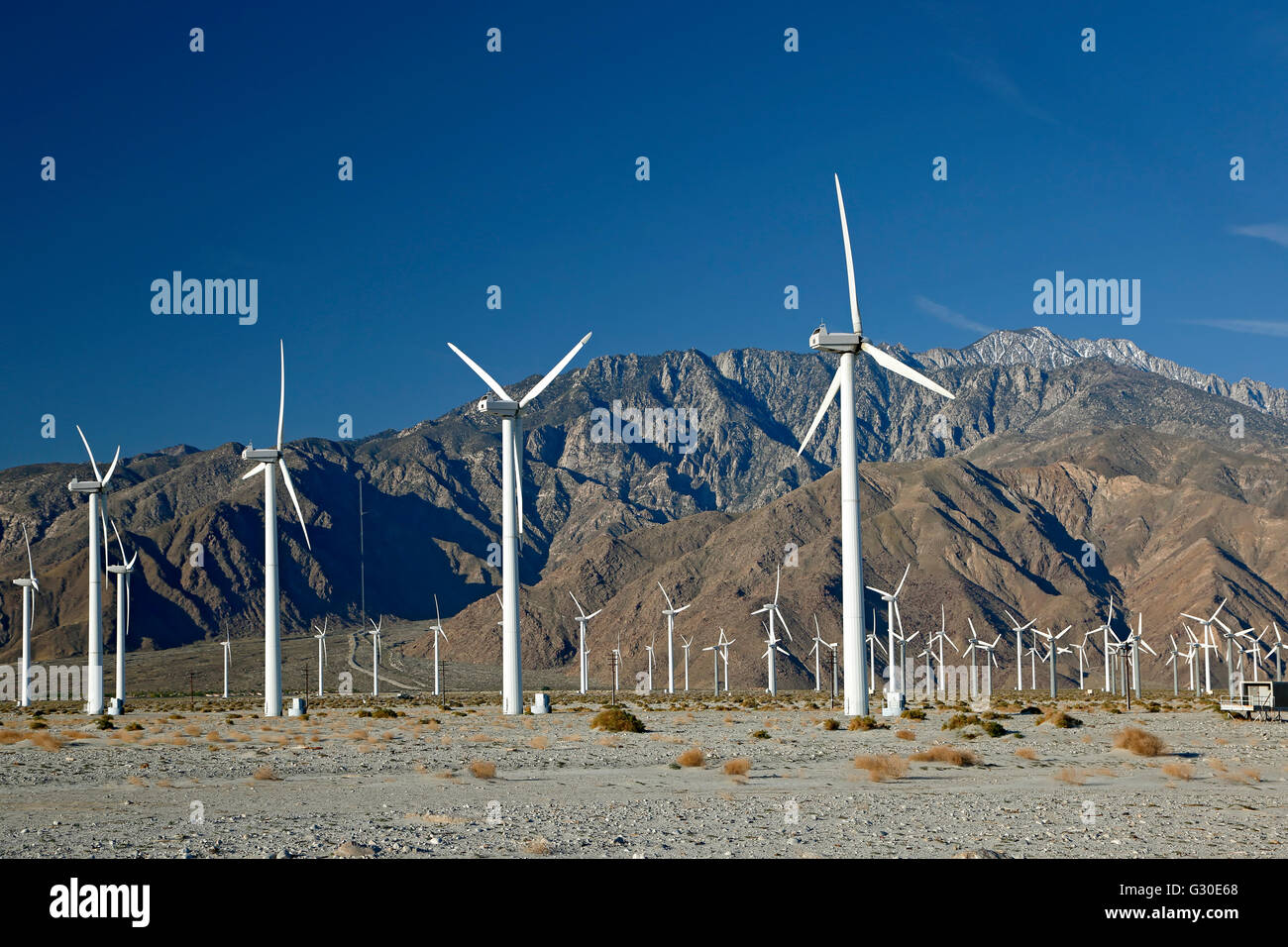 Windmühlen und San Jacinto Mountains (Mount San Jacinto, 10.831 ft.), San Gorgonio Pass Wind Farm, in der Nähe von Palm Springs, Kalifornien Stockfoto