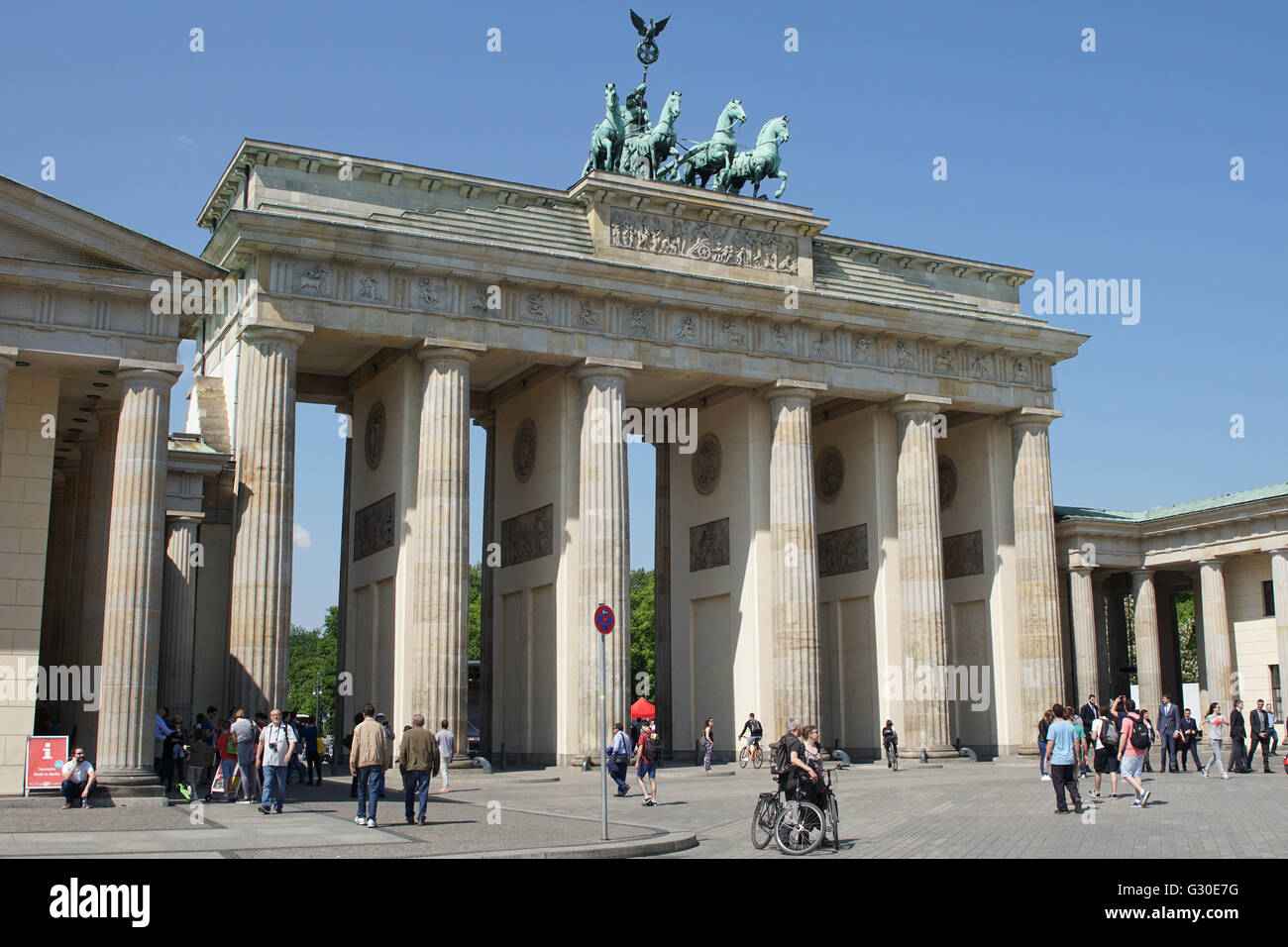 BERLIN, Deutschland - 12. Mai 2016: Brandenburger Tor, Wahrzeichen der Wiedervereinigung am 12. Mai 2016 in Berlin, Deutschland Stockfoto