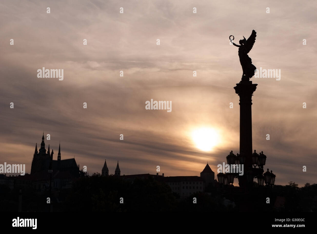 Prager Rudolfinum Engel Schloss River Bank Stadtbild Skyline Sonnenuntergang Stockfoto