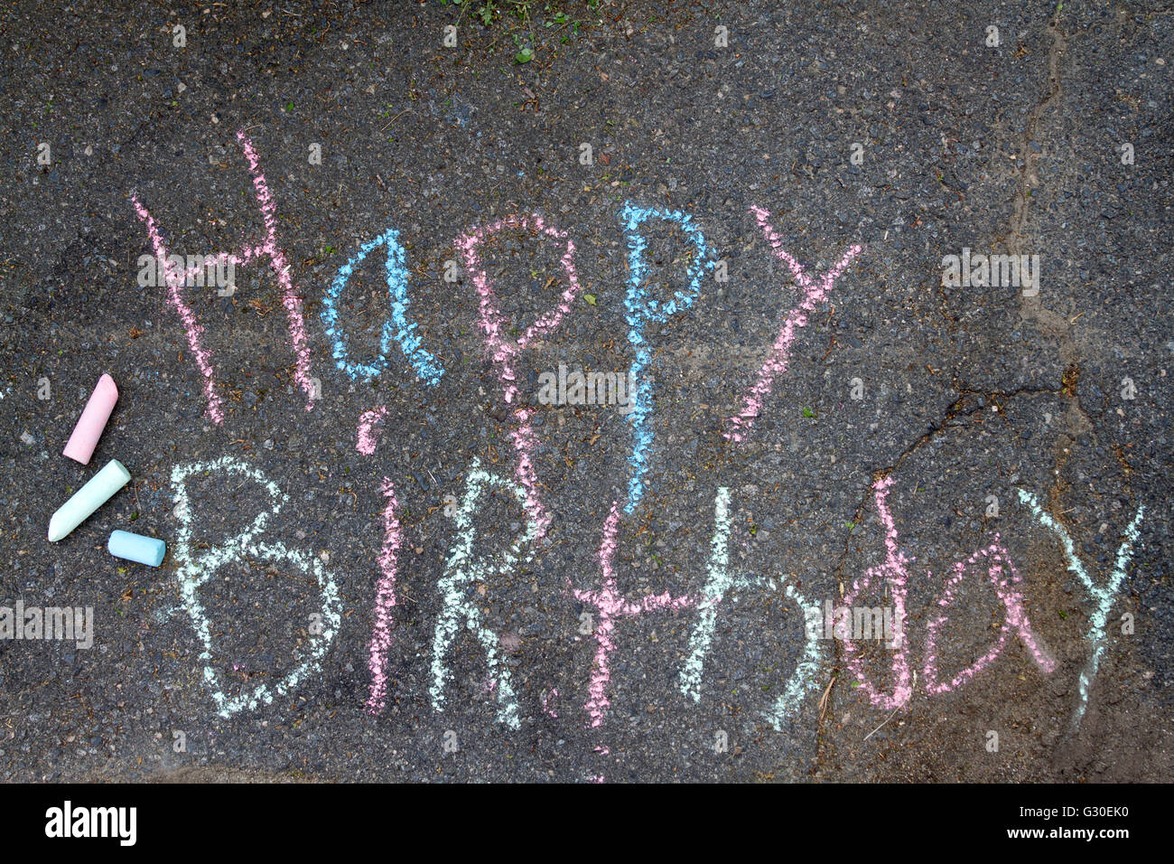 Happy Birthday geschrieben mit Kreide auf asphalt Stockfoto