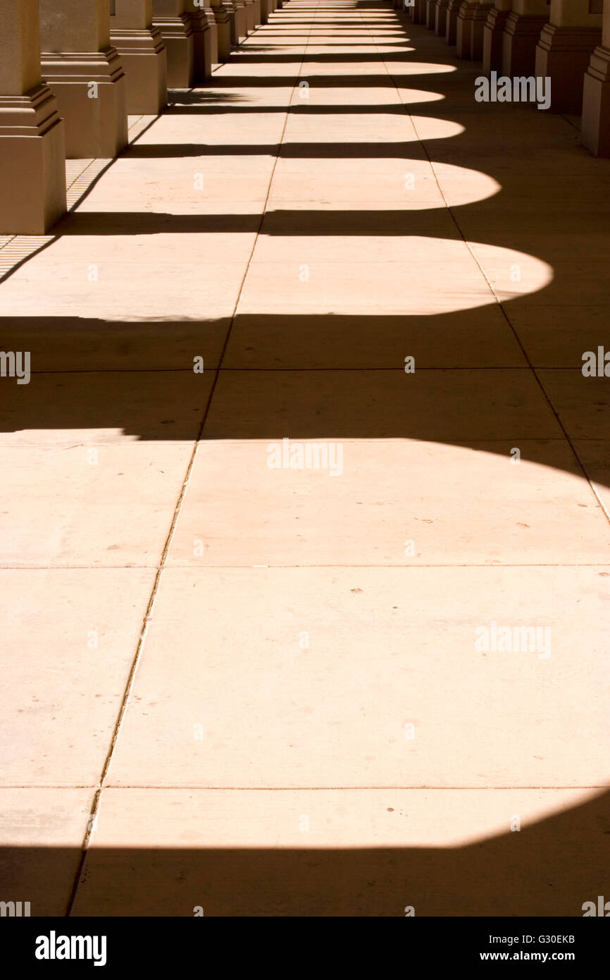 Schatten auf einem Steg im Balboa Park, San Diego, Kalifornien. Stockfoto