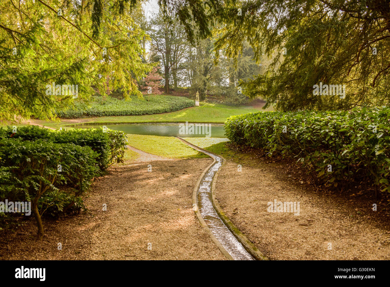 Bach und Teich in Rousham Gardens, Oxfordshire, Vereinigtes Königreich. Stockfoto
