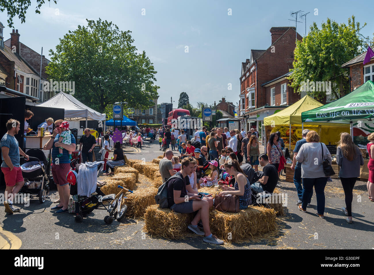 Menschenmassen genießen einen Sommer Food Festival Stockfoto