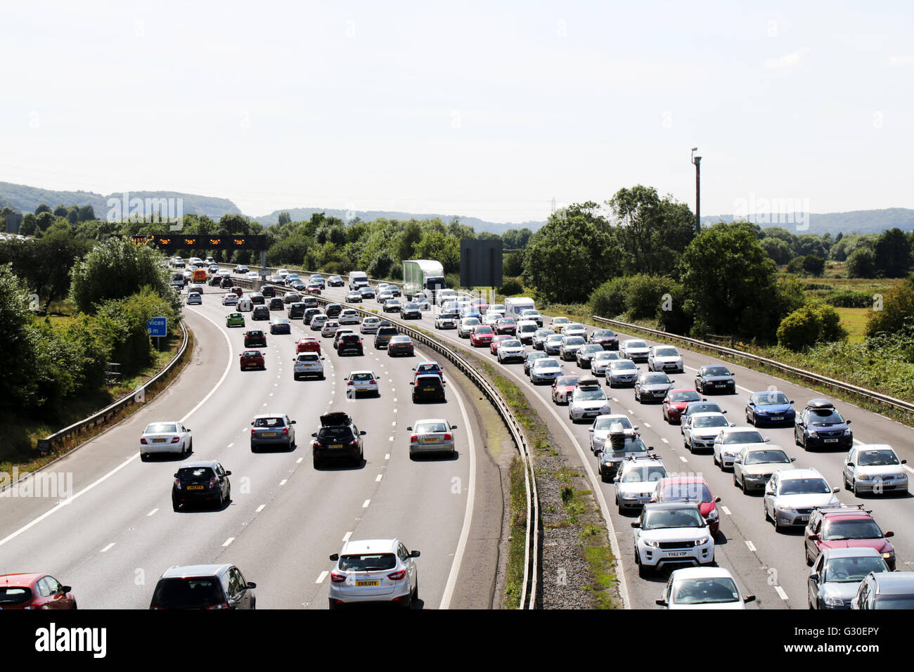 Starker Straßenverkehr auf einem stark frequentierten überlasteten Autobahn Stockfoto