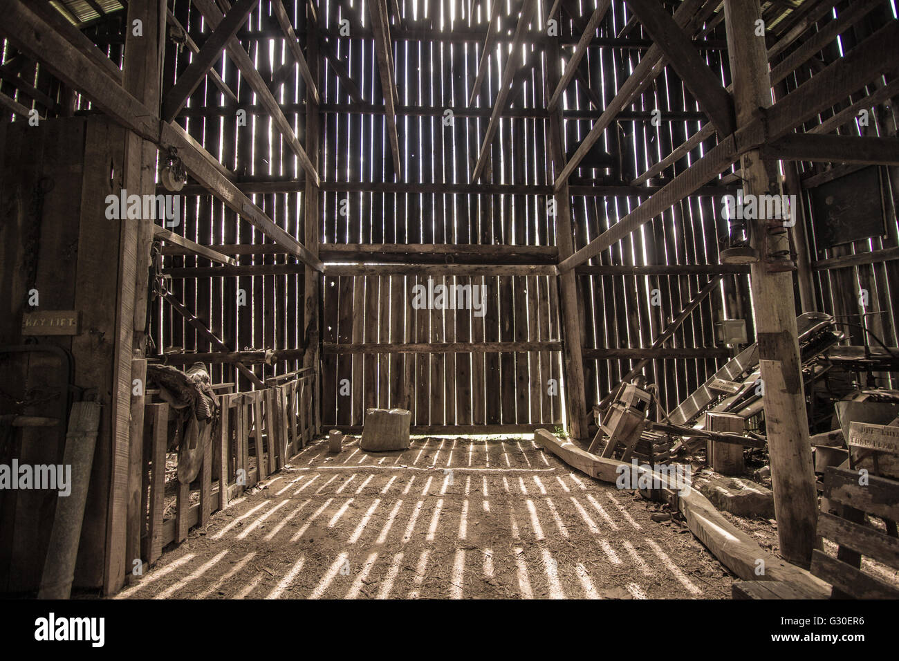 Morgen auf dem Hof. Tageslicht strömt durch die Innenwand einer ländlichen Kentucky-Scheune. Gladie Altstadt. Stockfoto