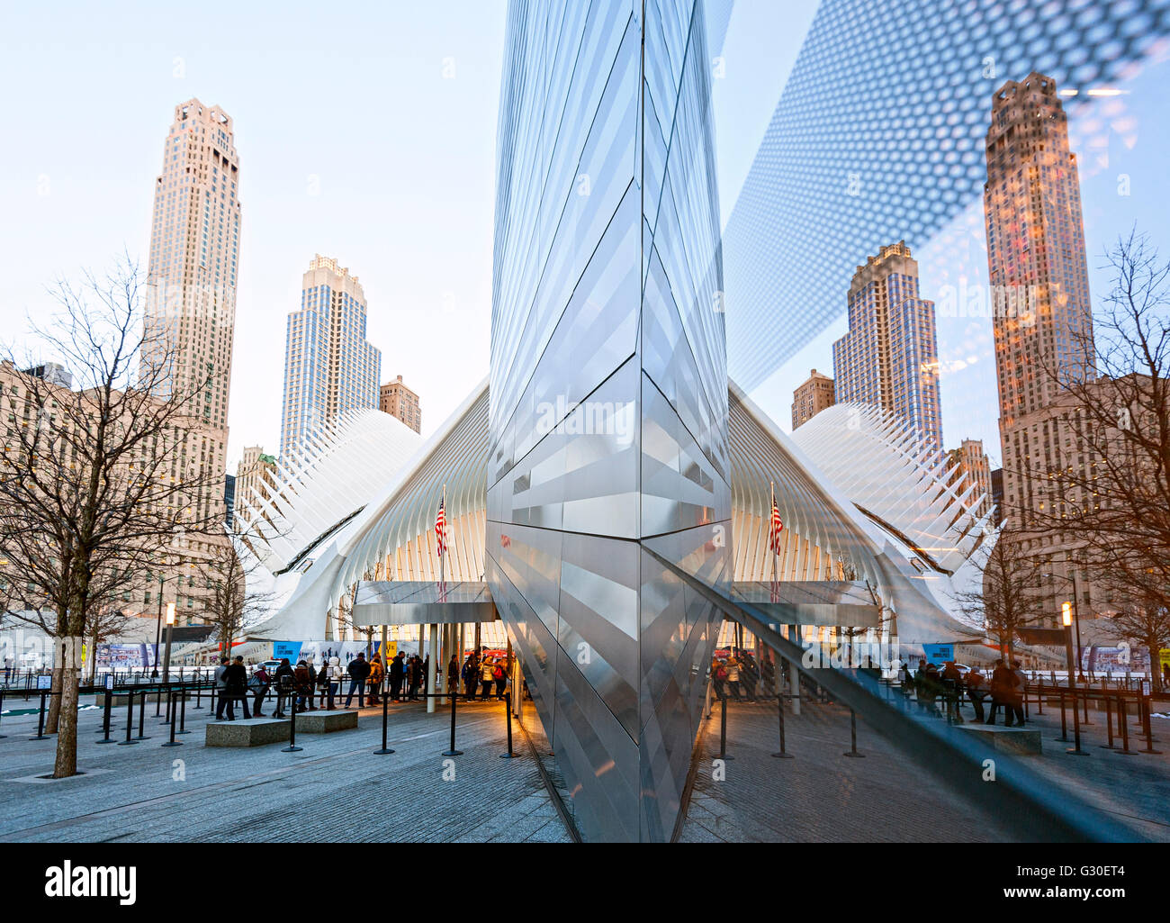 Oculus, dem Verkehrsknotenpunkt vom Architekten Santiago Calatrava, auf das WTC 9/11 Memorial Plaza in Manhattan, New York City. Stockfoto