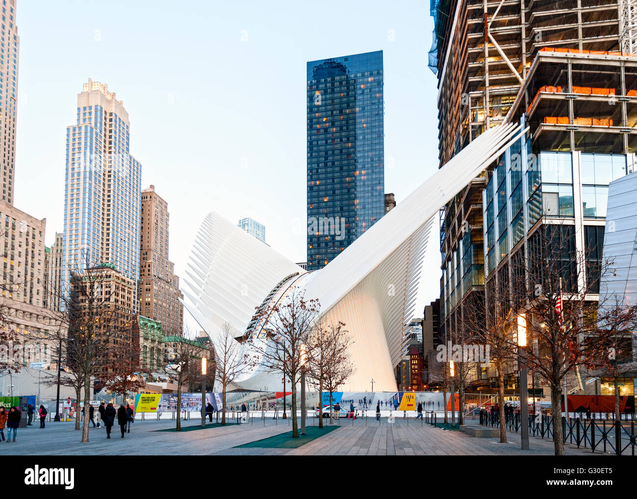 Oculus, dem Verkehrsknotenpunkt vom Architekten Santiago Calatrava, auf das WTC 9/11 Memorial Plaza in Manhattan, New York City. Stockfoto