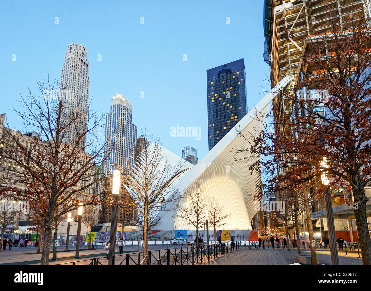 Oculus, dem Verkehrsknotenpunkt vom Architekten Santiago Calatrava, auf das WTC 9/11 Memorial Plaza in Manhattan, New York City. Stockfoto