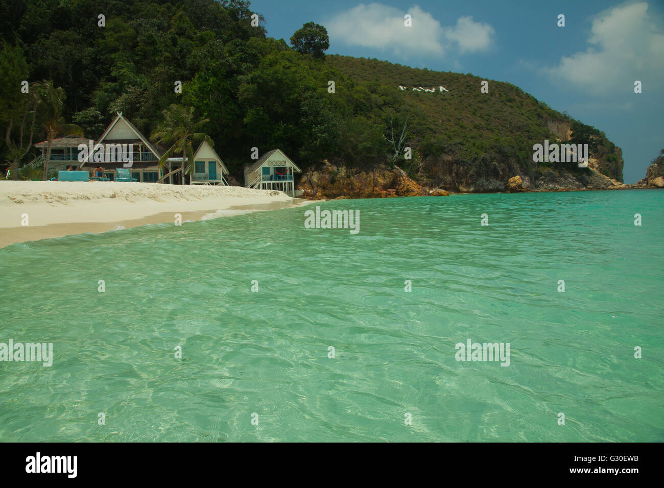 Landschaft der kleinen tropischen Insel Strand mit schönen Bungalow und perfekte Himmel Stockfoto