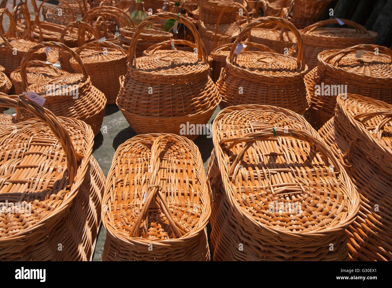 Weidenkörbe für Verkauf in der Nähe von Furnas-See. Insel Sao Miguel, Azoren, Portugal. Stockfoto