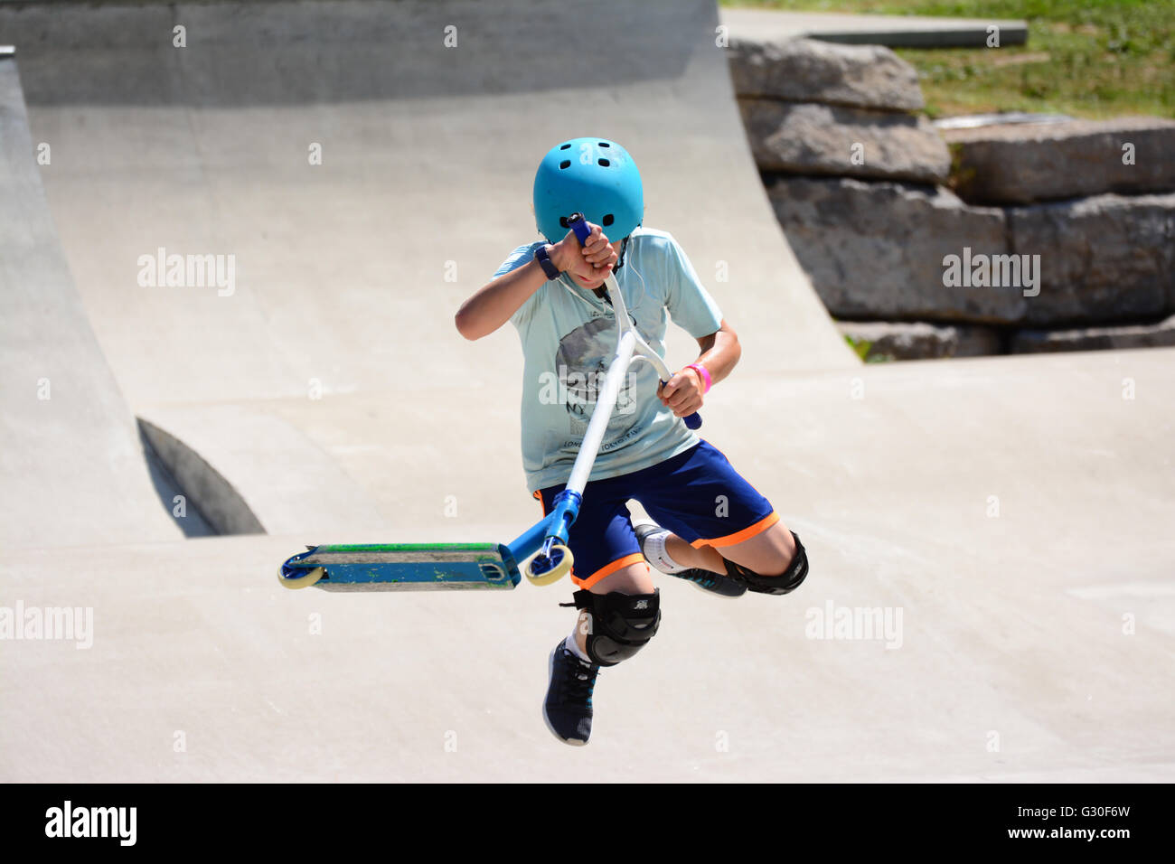 Extreme Fahrt auf Roller Skate Park Stockfoto