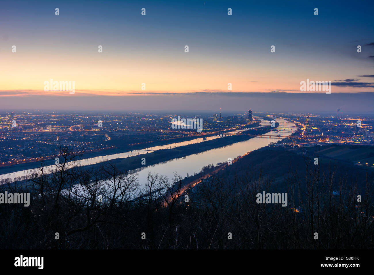 Blick vom Leopoldsberg in Wien mit alte Donau, neue Donau und Donau bei Sonnenaufgang, Österreich, Wien 00., Wien, Wien Stockfoto