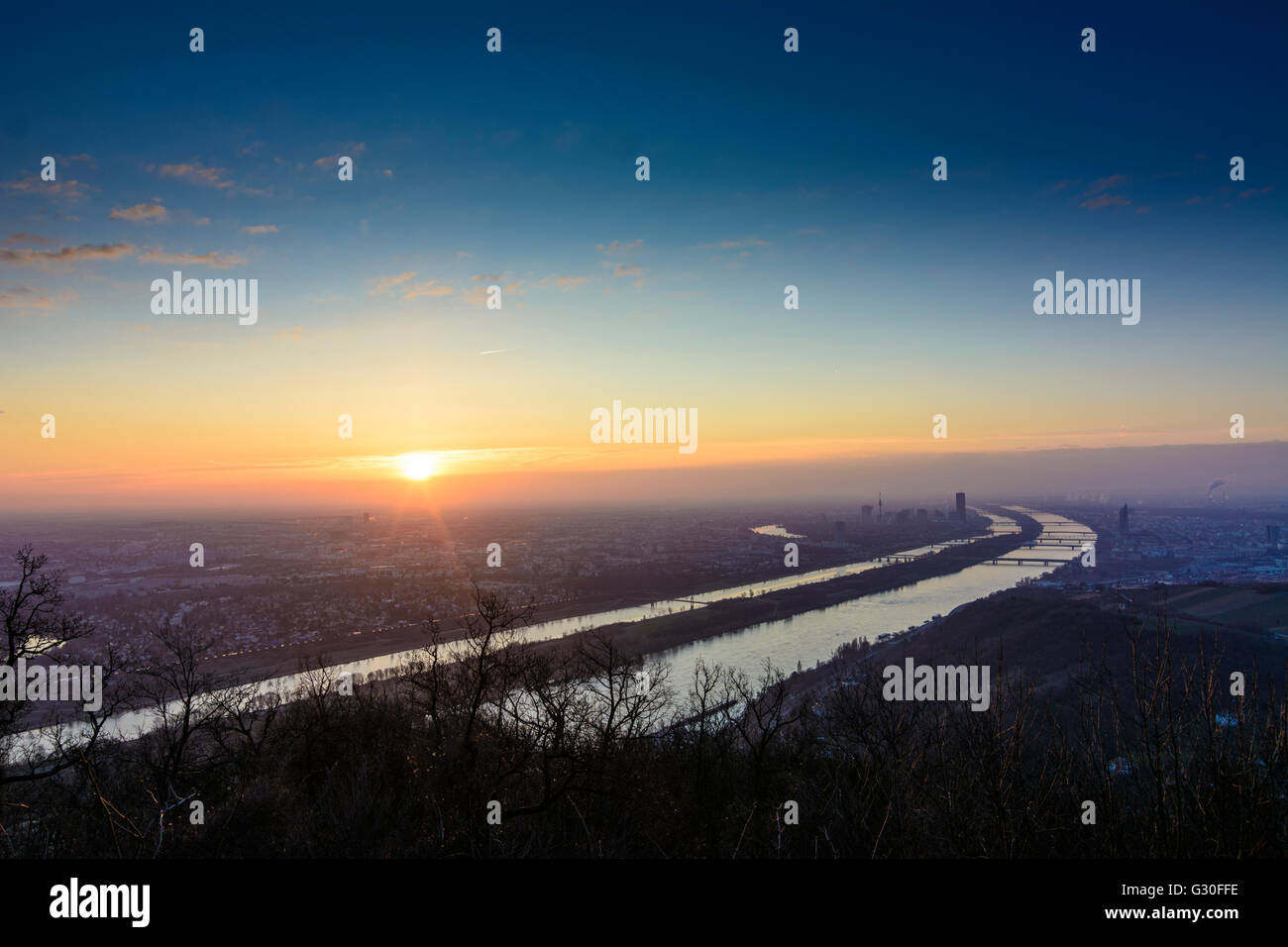 Blick vom Leopoldsberg in Wien mit alte Donau, neue Donau und Donau bei Sonnenaufgang, Österreich, Wien 00., Wien, Wien Stockfoto