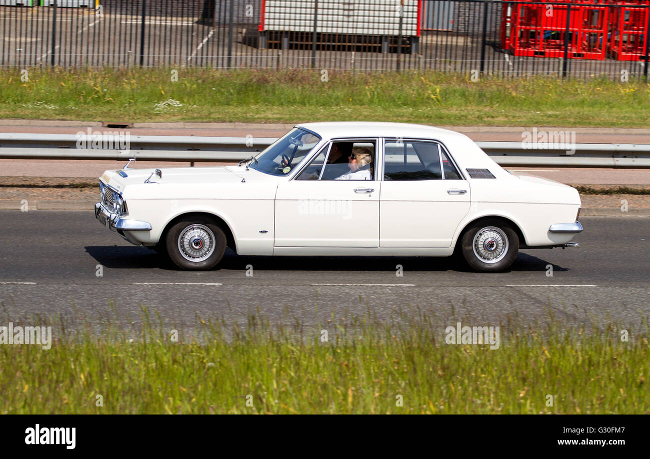 Ein Jahrgang 1960 Ford Zodiac Executive Mark IV Limousine Reisen entlang der Kingsway West Schnellstraße in Dundee, Großbritannien Stockfoto