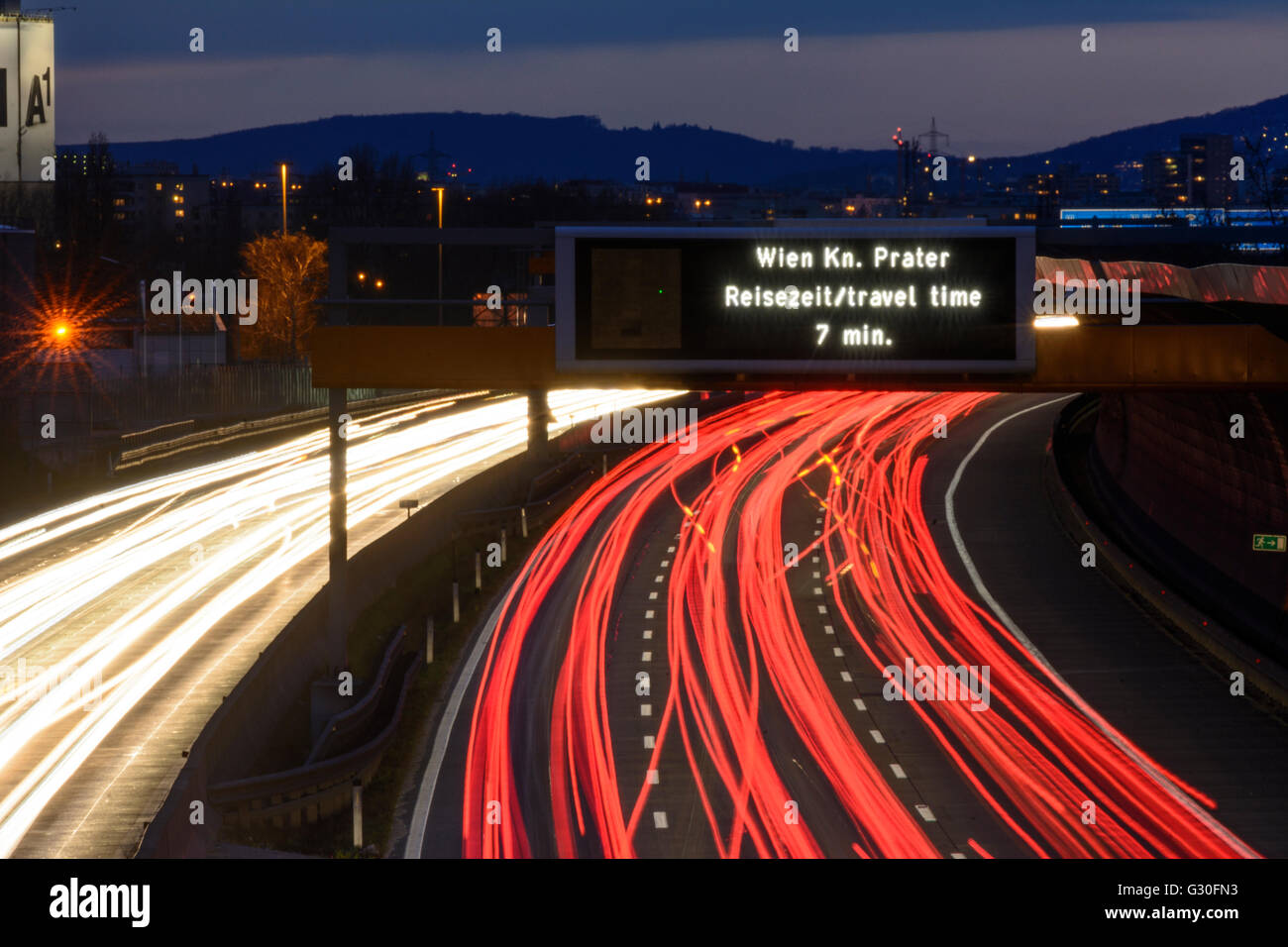 Autobahn mit Licht Wanderwege, Österreich, Niederösterreich, untere Österreich Donau, Schwechat Stockfoto