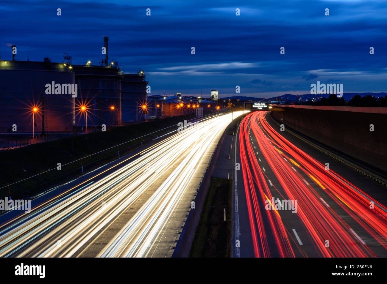 Autobahn mit Lichtspuren und Öltanks der OMV, Österreich, Niederösterreich, untere Österreich Donau, Schwechat Stockfoto