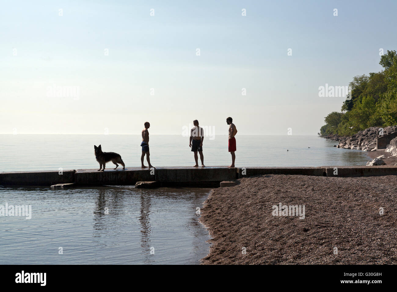 Am Ufer des Lake Michigan in Milwaukee, Wisconsin bietet viele Plätze für Hunde und Menschen zu spielen. Stockfoto