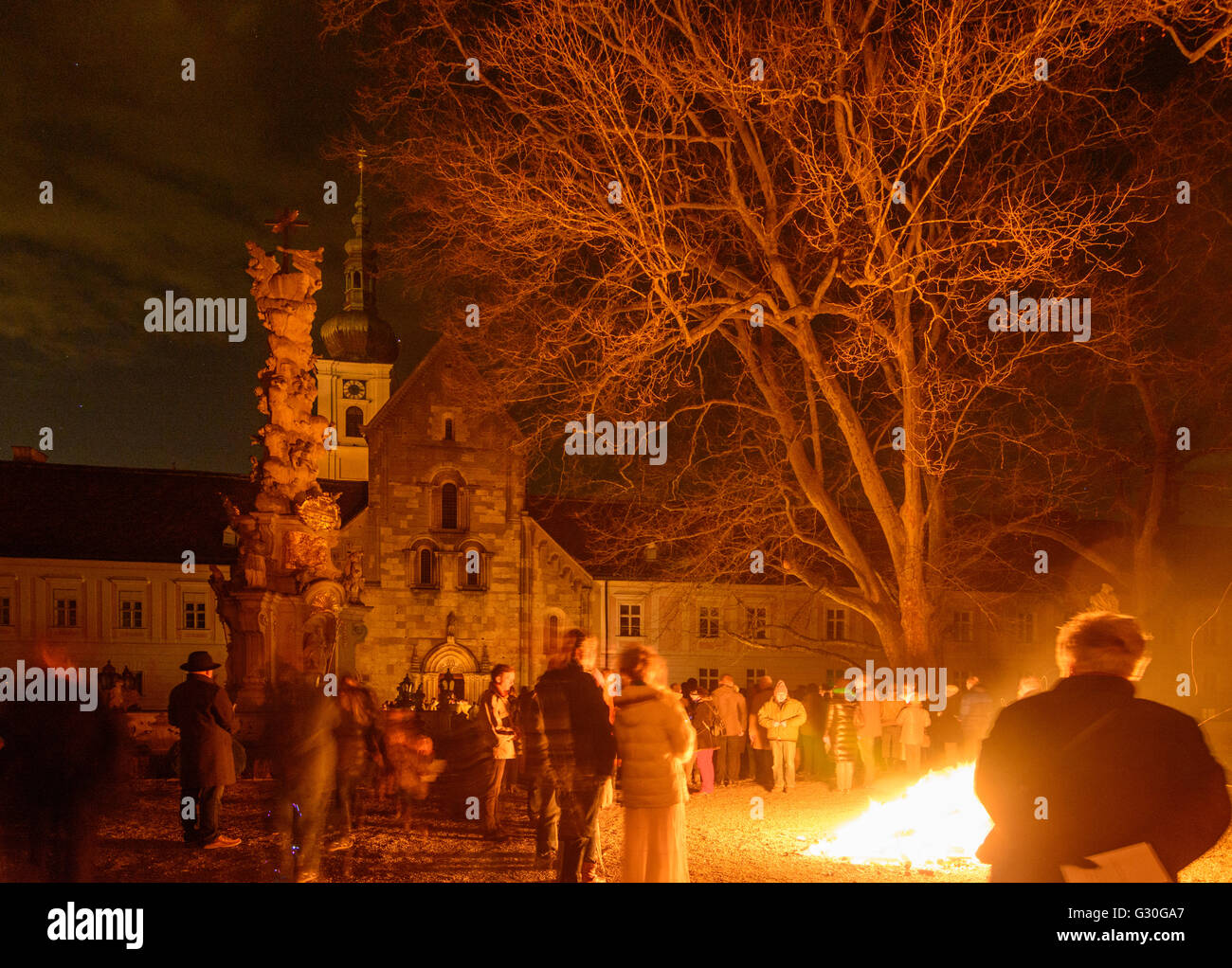 In der Osternacht mit Ostern Stift Heiligenkreuz Feuer, Heiligenkreuz, untere Österreich Wienerwald, Niederösterreich, Österreich Stockfoto