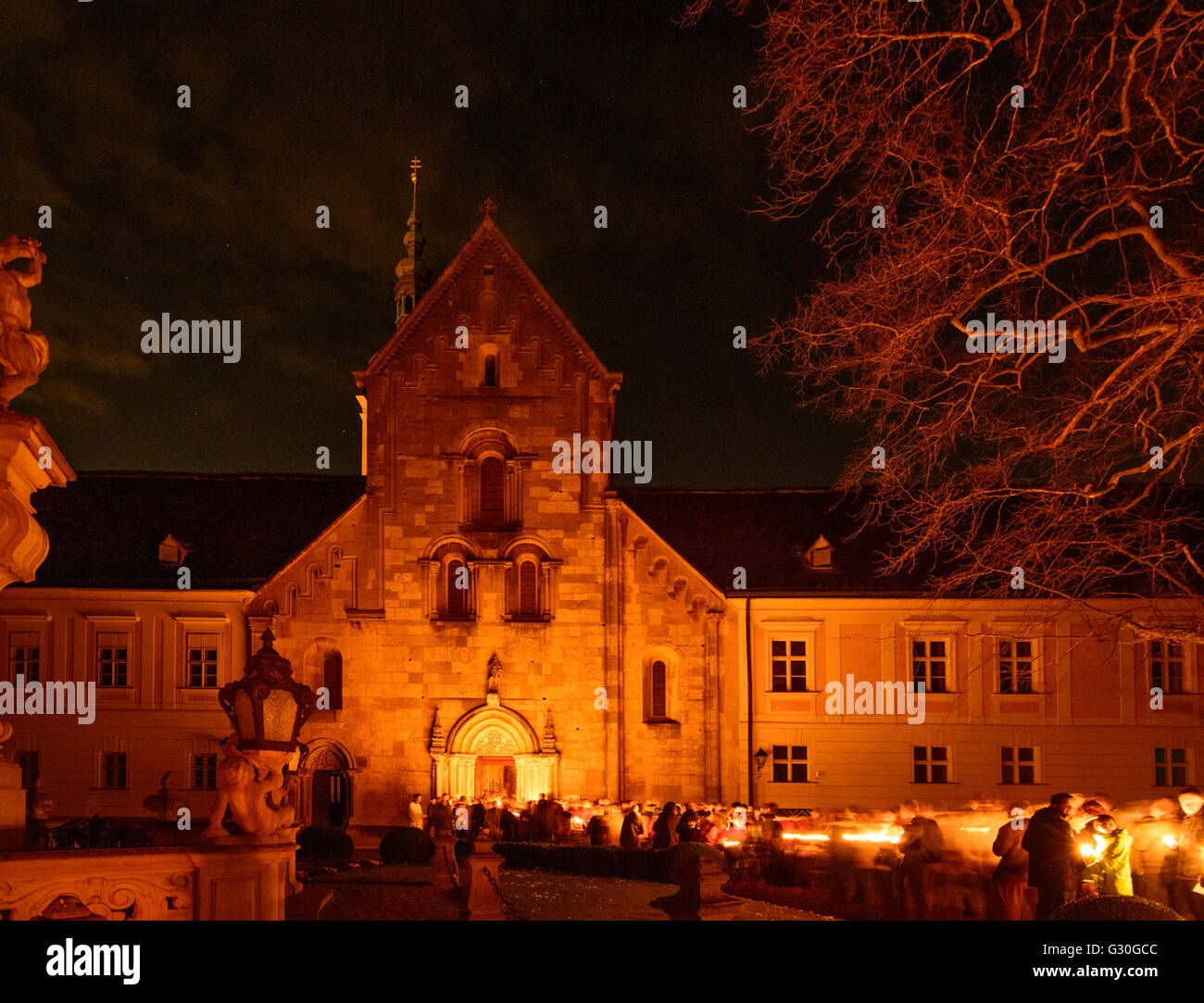 In der Osternacht mit Ostern Stift Heiligenkreuz Feuer, Mönche und Laien  mit Kerzen, Österreich, Niederösterreich, untere Au Stockfotografie - Alamy