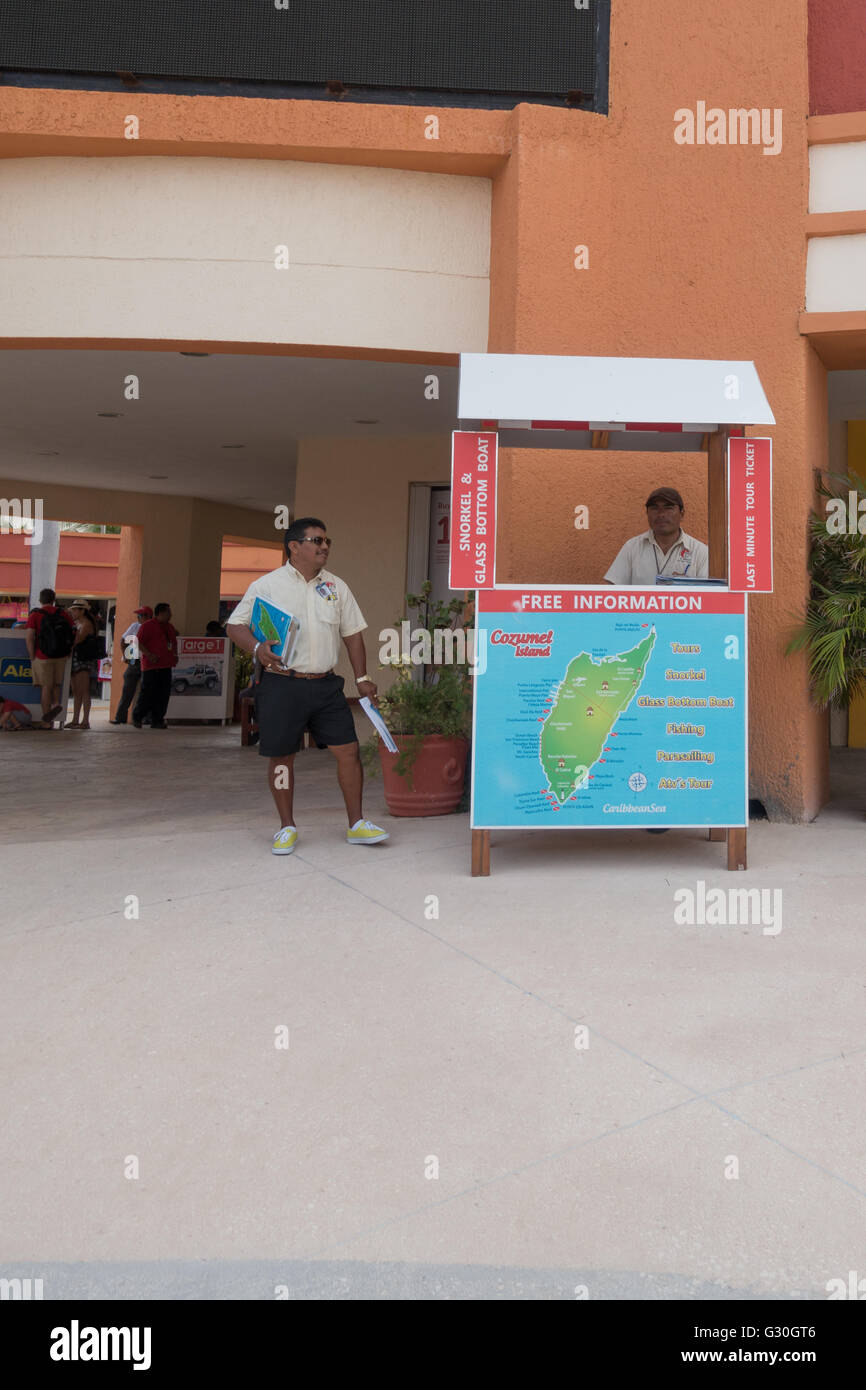 Reiseleitung vor einem Infostand in Cozumel.  Cozumel, Mexiko Stockfoto