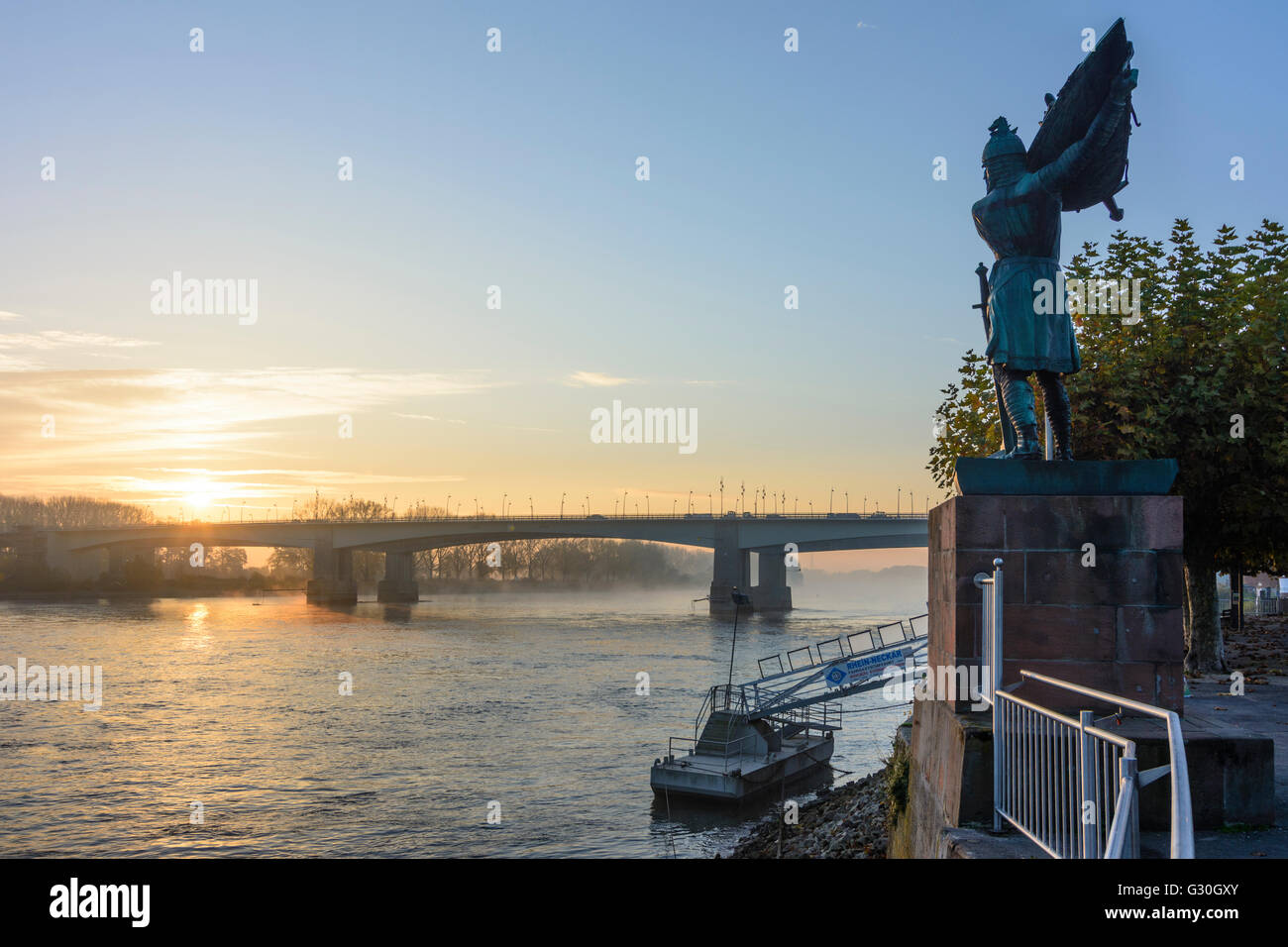Rhein bei Sonnenaufgang mit Nibelungenbrücke, Frachtschiff, Hagen Memorial, Deutschland, Rheinland-Pfalz, Worms Stockfoto